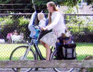 mamma con bimbo in bici